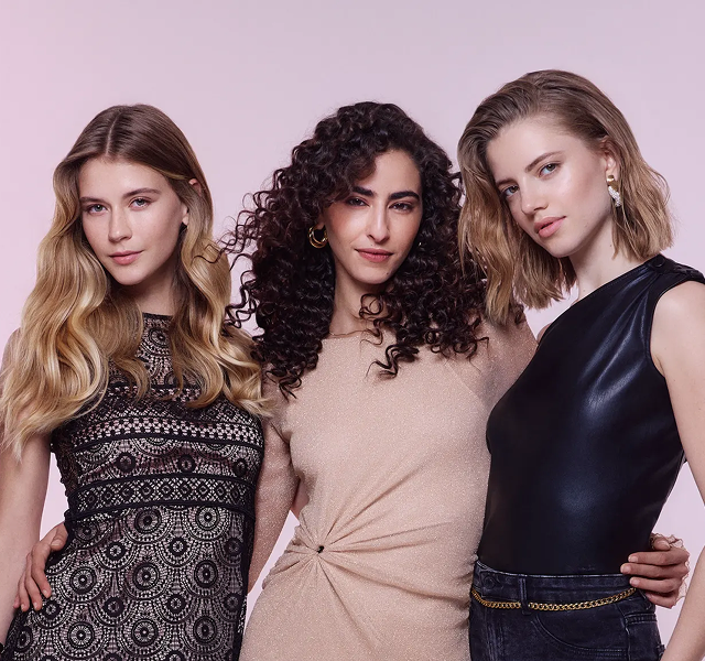 Quatro mulheres representando a diversidade capilar Alfaparf Alta Moda